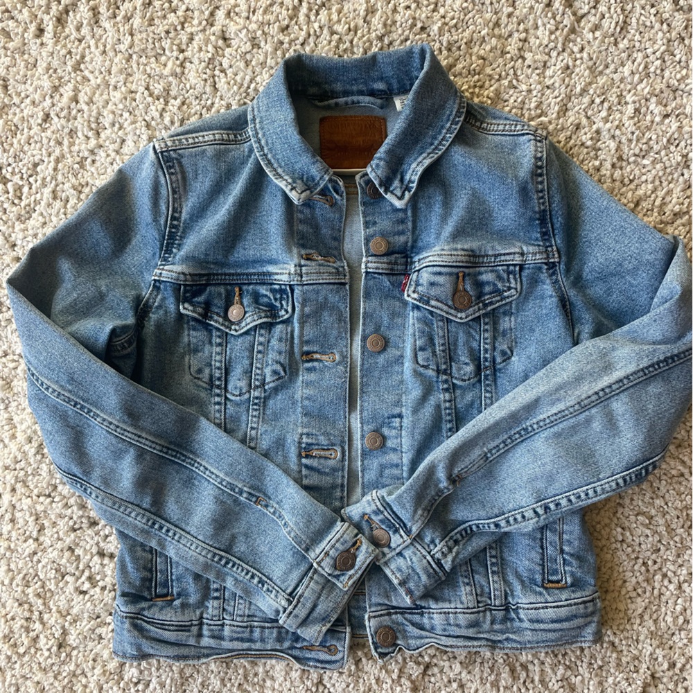Girls size small Levi jean jacket. Excellent condition. For teen.